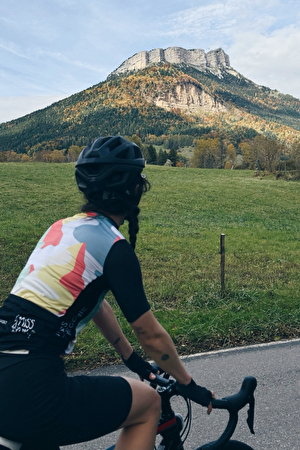 Maeva Revellin en vélo avec la création originale